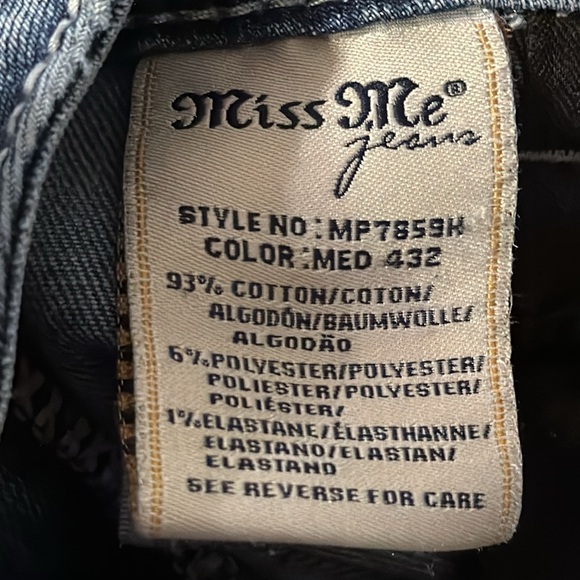 Miss Me Denim Frayed Rhinestone Embroidered Shorts Size 31 / Aa-17 - Picture 7 of 7